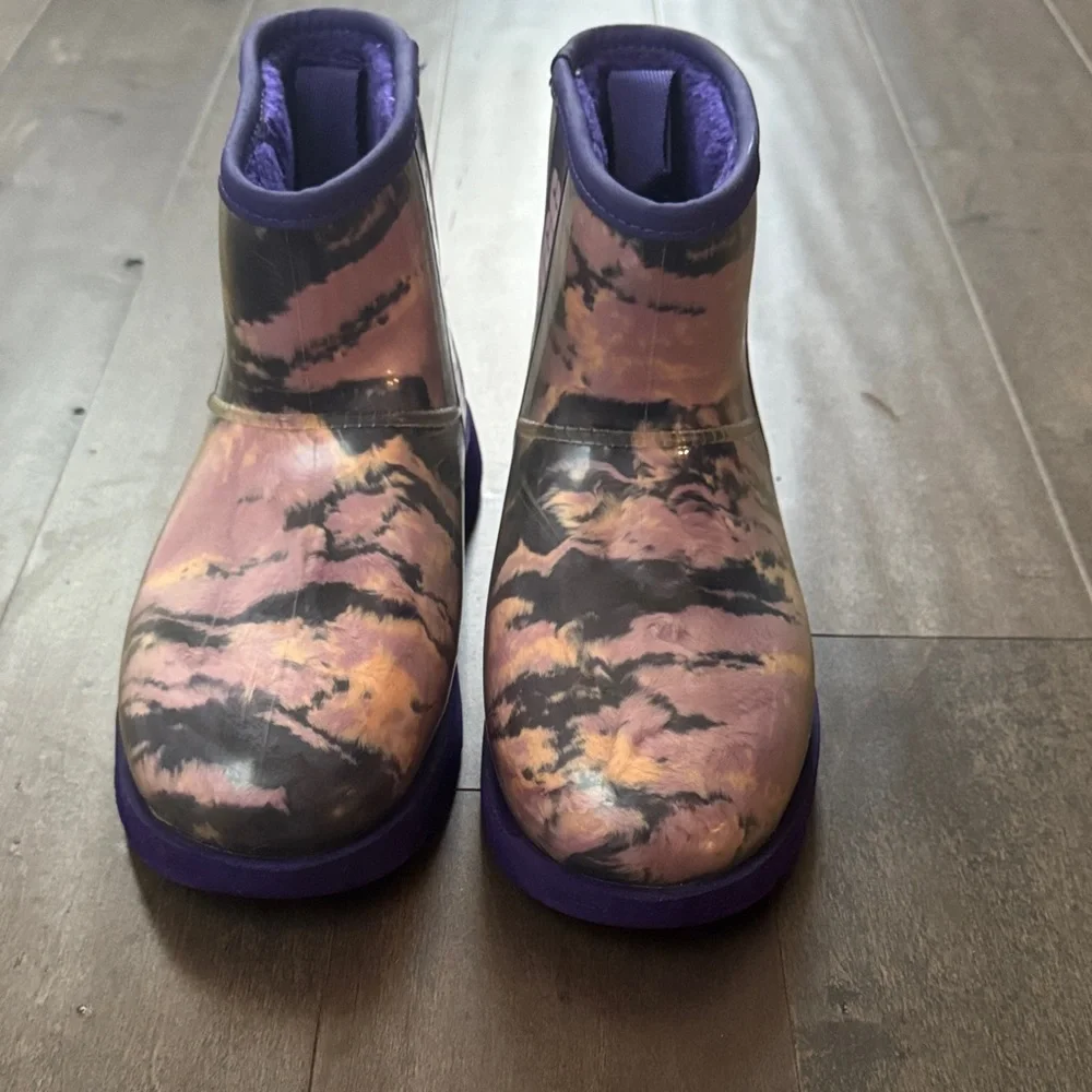 UGG Classic Clear Mini Tie-Dye Waterproof Rain Boots Purple Multi Women’s Size 6